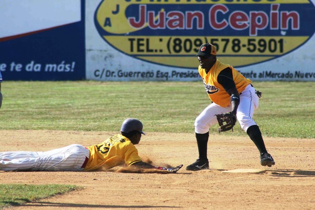 Josmany Guerra, de los Granjeros, busca poner fuera a un jugador de los  Arroceros 